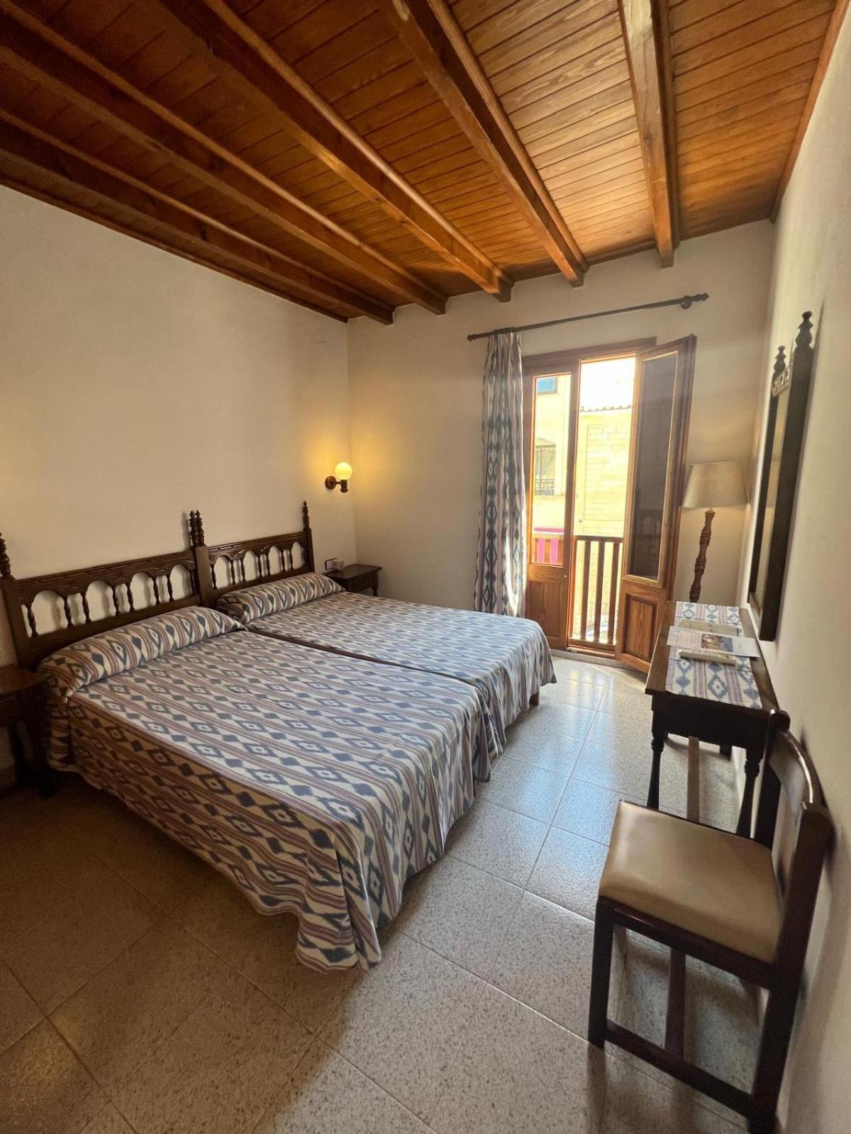 Hostal Restaurante Playa Colonia de Sant Jordi Luaran gambar