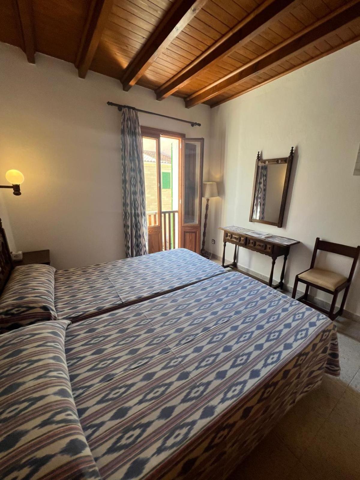 Hostal Restaurante Playa Colonia de Sant Jordi Luaran gambar